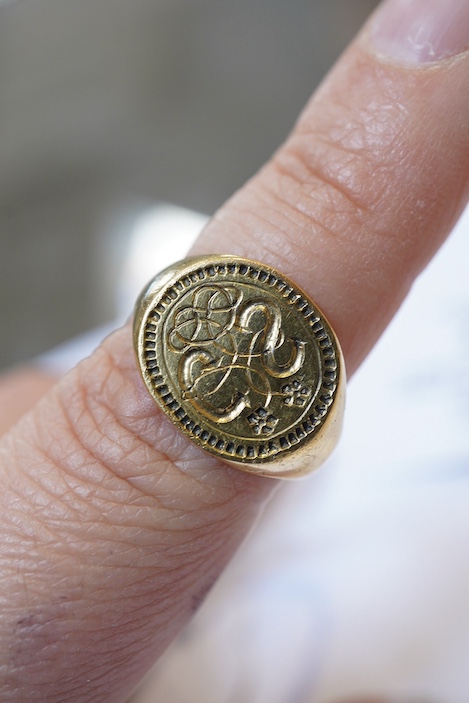A rare Elizabethan gold signet ring, England, late 16th century